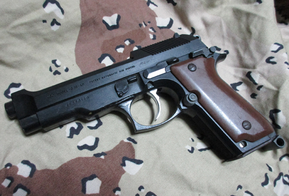 箱付きのM93Rハイグレードカスタム…凄くキレイなコンディションだ。
サバゲで使い倒したウチのハイグレ93Rと大違いだよ…
あのままではビアンキM12ホルスターに入らなかったので変わり果てた姿に >RT 