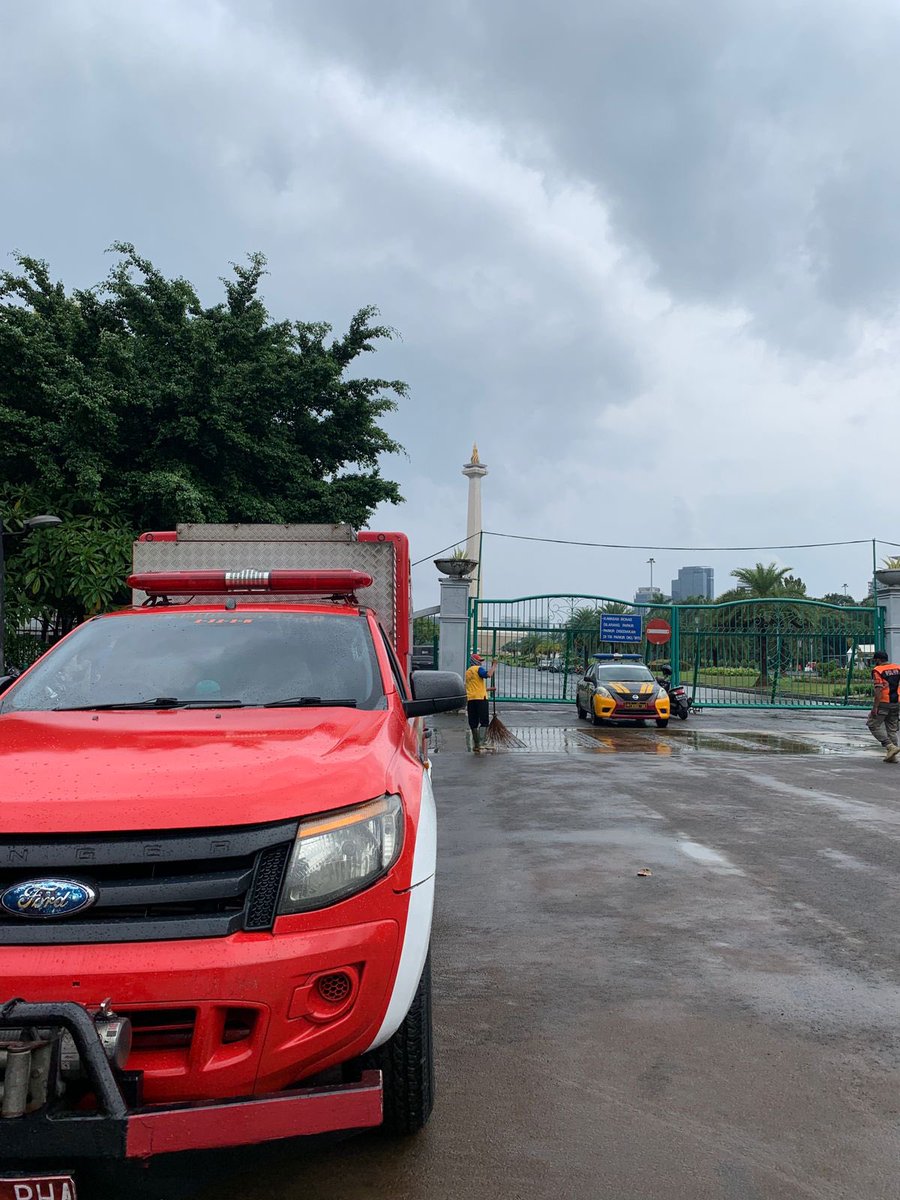 Jakarta dilanda hujan ekstrem kemarin, tapi bisa ditangani cepat. 

Kenapa? Atas izin Allah, kerja sistematis dan kerja cepat jajaran Pemprov DKI membuatkan hasil! Sebagian besar titik banjir sudah surut di hari yang sama.

#JagaJakarta #CepatResponJKT #JAKI
#OperasiSiagaIbukota