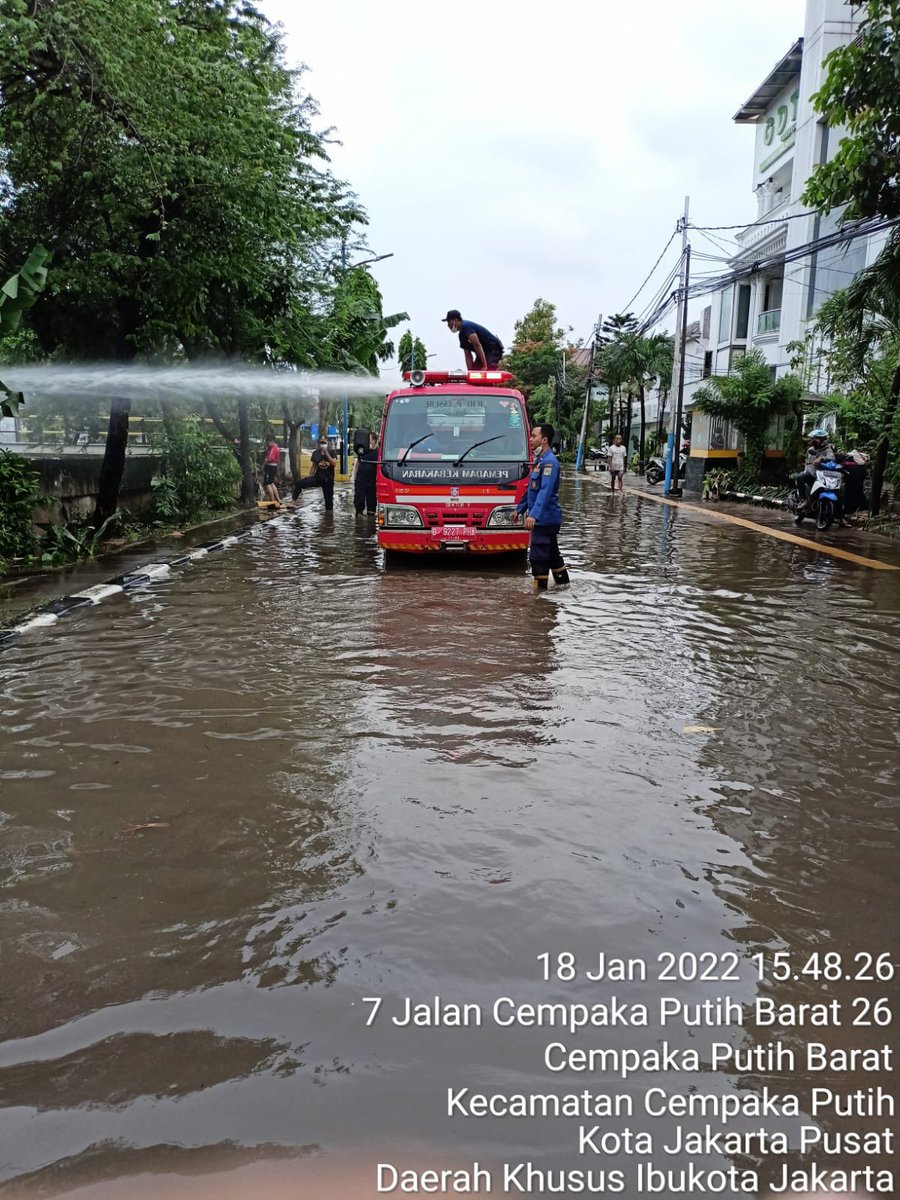 aniesbaswedan's tweet photo. Jakarta dilanda hujan ekstrem kemarin, tapi bisa ditangani cepat. 

Kenapa? Atas izin Allah, kerja sistematis dan kerja cepat jajaran Pemprov DKI membuatkan hasil! Sebagian besar titik banjir sudah surut di hari yang sama.

#JagaJakarta #CepatResponJKT #JAKI
#OperasiSiagaIbukota https://t.co/dVOaFyhFiQ
