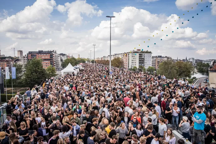 Sorry @VolvoCarBeLux , de #straat is al van ons.
(sorry Volvo, the street is ours)
media.volvocars.com/be/nl-be/media…

Groetjes,
#rolstoelgebruikers, #voetgangers, #fietsers, #spelendekinderen, #skateboarders, #hondjes, #steppers, en alle andere zachte weggebruikers

(image (c) Stad Gent)
