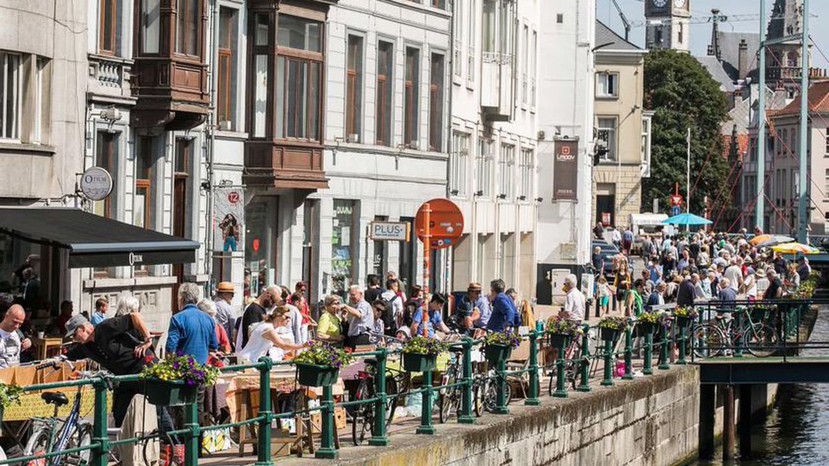 STR_AAT's tweet photo. Sorry @VolvoCarBeLux , de #straat is al van ons.
(sorry Volvo, the street is ours)
https://t.co/qhnmWRuWJU

Groetjes,
#rolstoelgebruikers, #voetgangers, #fietsers, #spelendekinderen, #skateboarders, #hondjes, #steppers, en alle andere zachte weggebruikers

(image (c) Stad Gent) https://t.co/fKi6rnjvBc