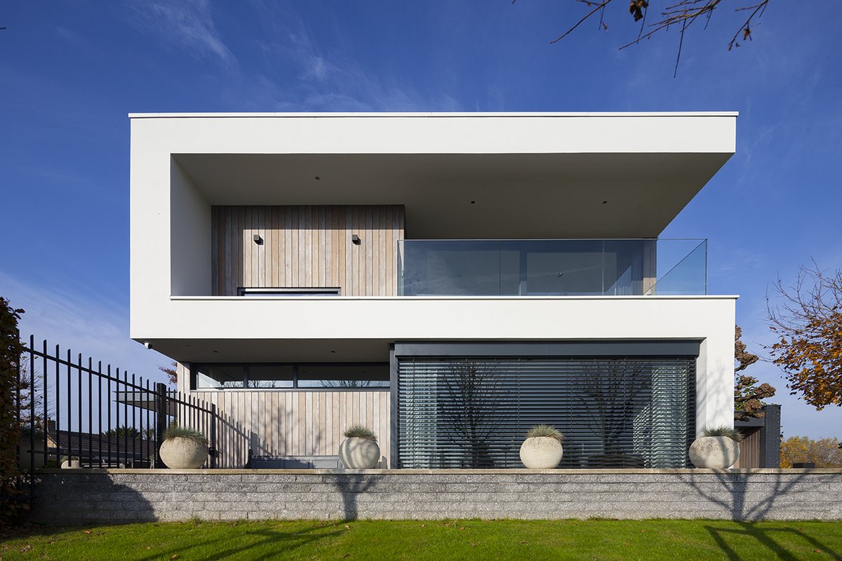 𝑰𝒏 𝒃𝒆𝒆𝒍𝒅: 𝒗𝒆𝒓𝒃𝒐𝒖𝒘𝒊𝒏𝒈 𝒃𝒖𝒏𝒈𝒂𝒍𝒐𝒘. 𝑽𝒂𝒏 𝒐𝒖𝒅 𝒏𝒂𝒂𝒓 𝒏𝒊𝒆𝒖𝒘.

Onze opdrachtgever wilde deze bungalow uit 1963 graag een modernere uitstraling geven. Wij hebben een totale renovatie ontworpen van de woning, inclusief nieuwe eerste verdieping.