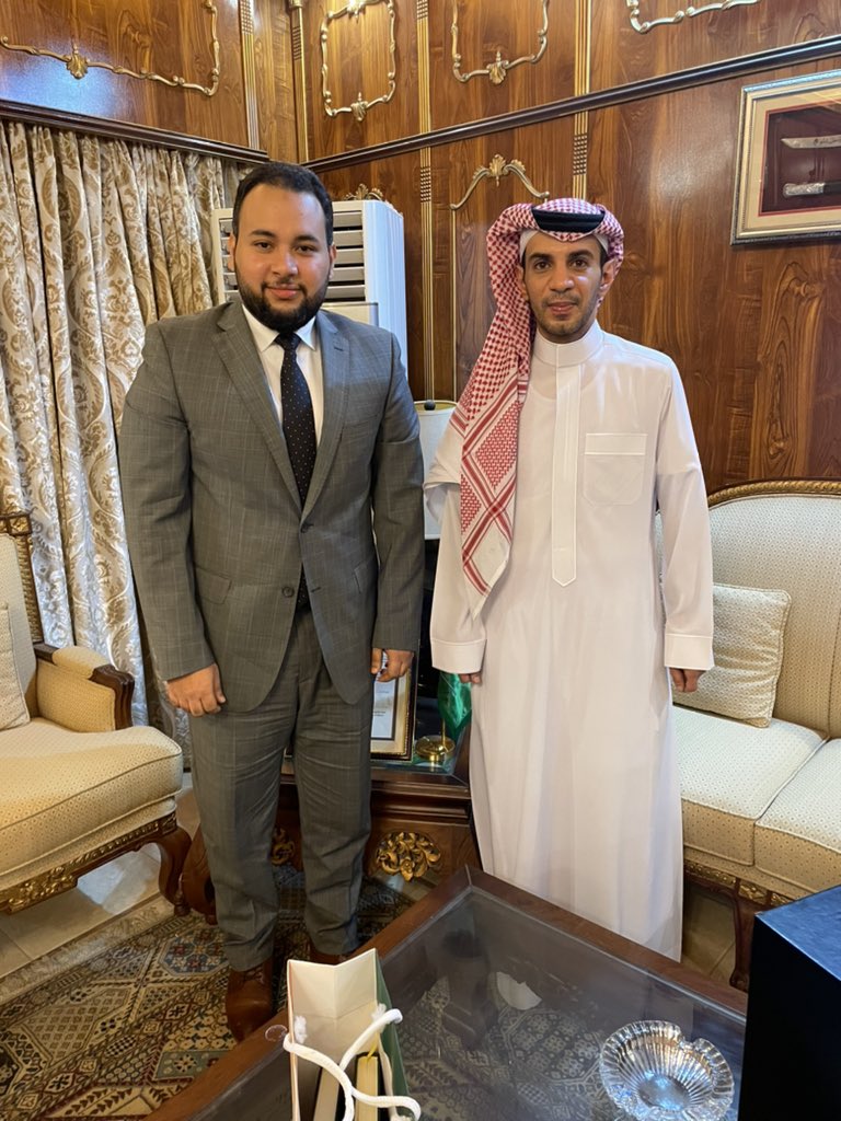 KSAconsulateKAR's tweet photo. استقبل سعادة القنصل العام الاستاذ/ بندر بن فهد الدايل بمكتبه بالقنصلية العامه بكراتشي الاستاذ/ حسام مصطفى المظفر مدير العمليات للخطوط الجوية السعوديه #كراتشي والمعين حديثا وقد هنأه سعادته علي تعيينه وقد جري خلال اللقاء تبادل الاحاديث الودية. https://t.co/Fl2lJQYCJY
