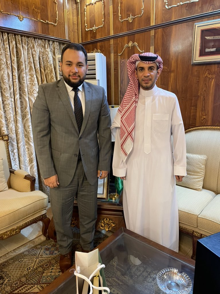 KSAconsulateKAR's tweet photo. استقبل سعادة القنصل العام الاستاذ/ بندر بن فهد الدايل بمكتبه بالقنصلية العامه بكراتشي الاستاذ/ حسام مصطفى المظفر مدير العمليات للخطوط الجوية السعوديه #كراتشي والمعين حديثا وقد هنأه سعادته علي تعيينه وقد جري خلال اللقاء تبادل الاحاديث الودية. https://t.co/Fl2lJQYCJY