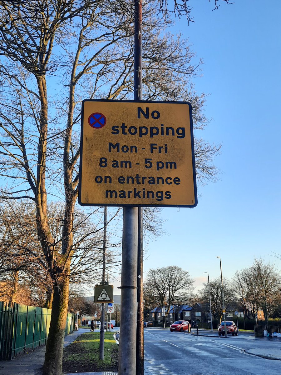 Team 2 school patrol at Ling Bob Junior this morning. 

3 drivers spoken to regarding dangerous parking and driving!

#thinkbeforeyoupark
#calderdaleroadsafety
<a href="/WardenChris2/">CSW 323</a> 
@CMBC_CSRT