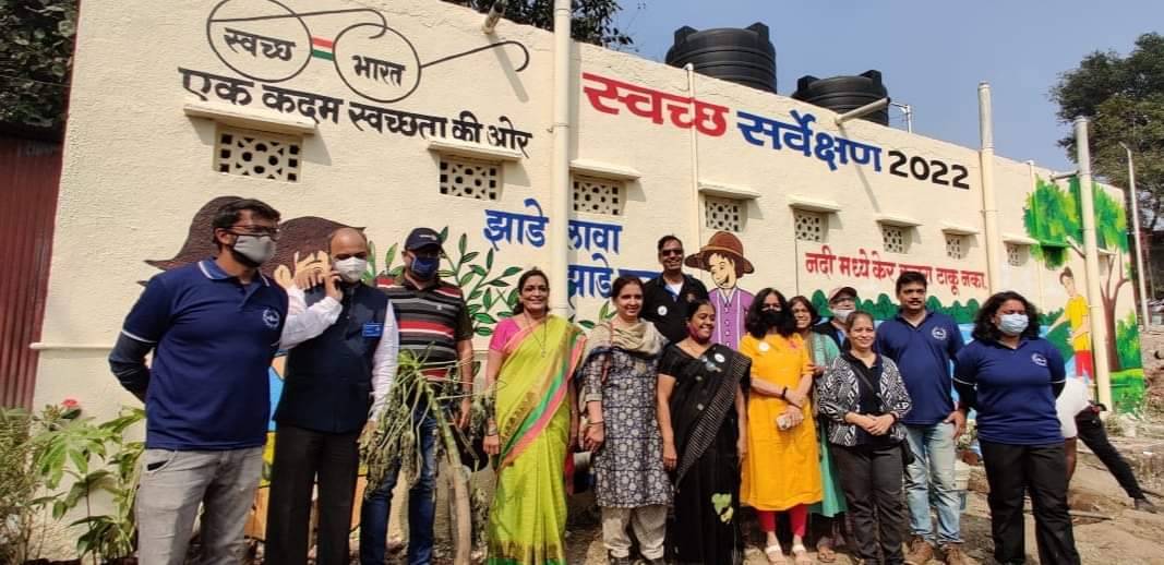 PMCPune's tweet photo. ROAR - Rejuvenation of A River (नदीचे पर्यावरणीय पुनरुज्जीवन) या प्रकल्पांतर्गत वारजे कर्वेनगर क्षेत्रीय कार्यालयाकडील खिलारे वस्तीमध्ये नालास्वछाता मोहीम व सुशोभीकरण !! 
#PMC #RejuvenationofARiver #पुणे_महानगरपालिका #AzadiKaAmritMahotsav #SwachhBharatMission 
(१/३) https://t.co/sjKFxSMYQA