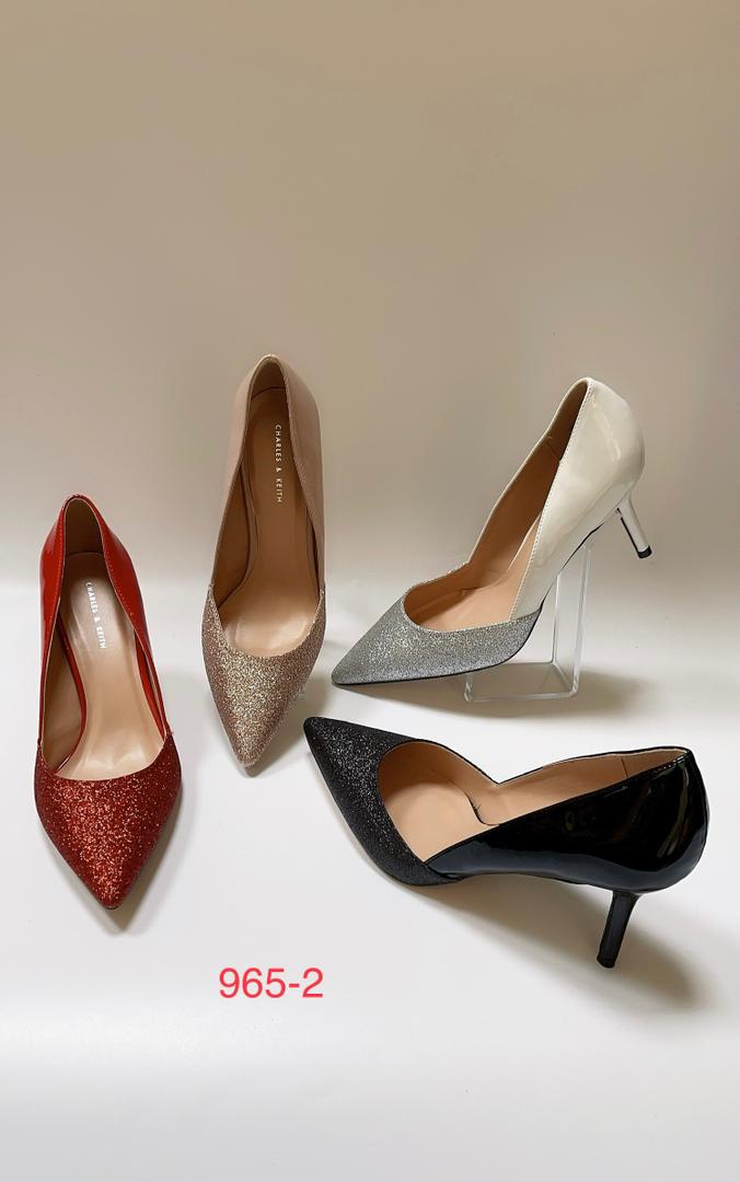 Shoesly237's tweet photo. Hello Les Shoesies ! Lesquelles vous plaisent plus ? 
🔁 Pour la gauche
♥️ Pour la droite
Commentez pour les 2.

Elles coûtent 14 000 F et sont disponibles de 36 à 41.

Livraison/expédition au frais du client

DM or Wha https://t.co/Cpv6XbXRln https://t.co/GiCBkzluzY