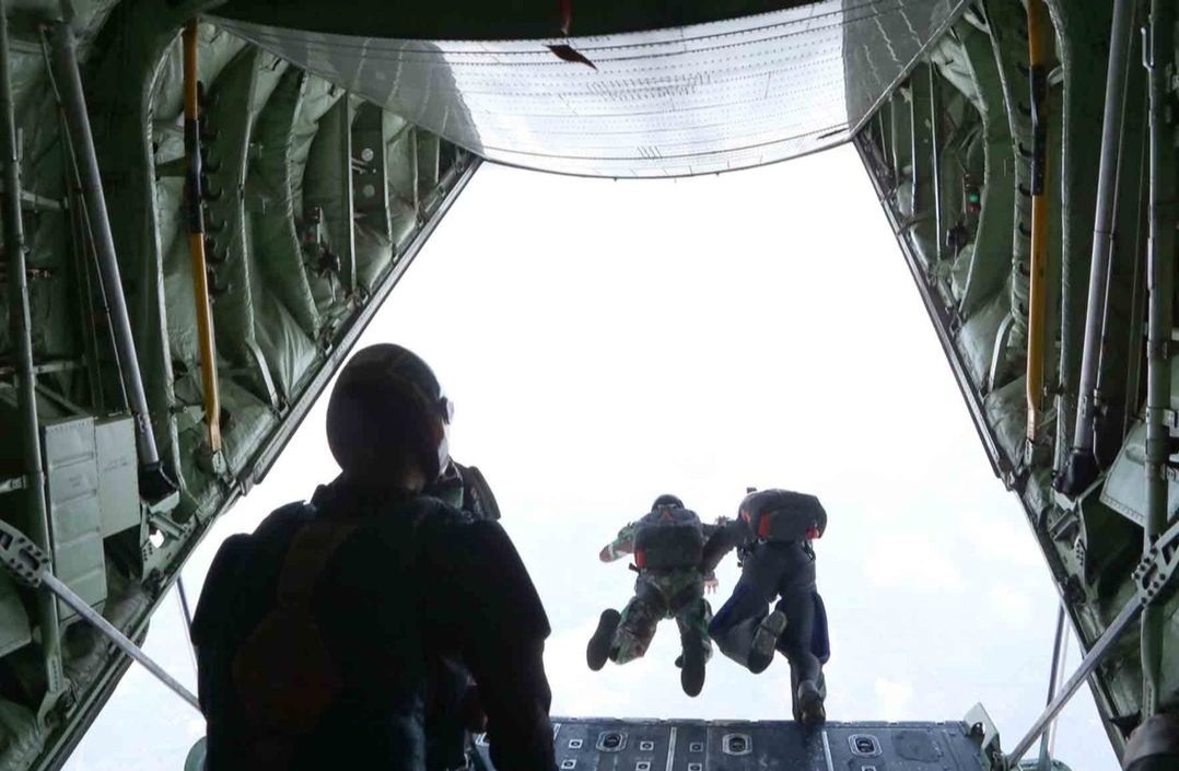 Puspen_TNI's tweet photo. Puluhan Prajurit Korpaskhasau Laksanakan Terjun Penyegaran Free Fall 2022.
#tni #tniau #paskhas #freefall https://t.co/OIltlTrp2P