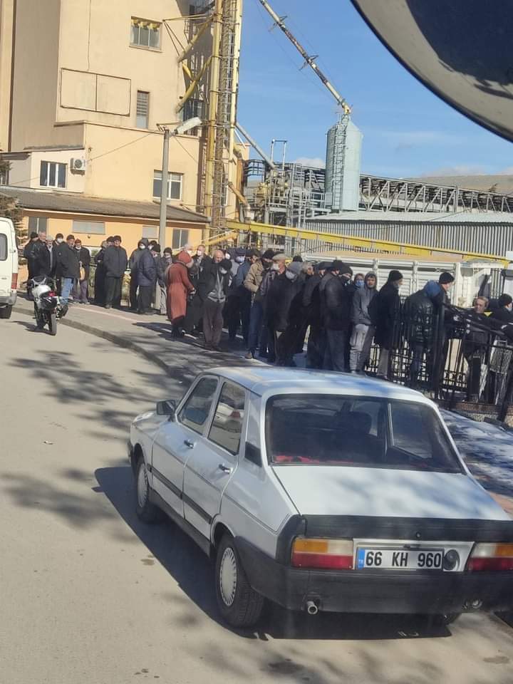 Burası #Yozgat #Yerköy TMO. Ucuz yağ kuyruğu. Hani bu devir kapanmıştı? 
@AkPartiYozgat66 kamu binasında oturarak siyaset yapmak nasıl?