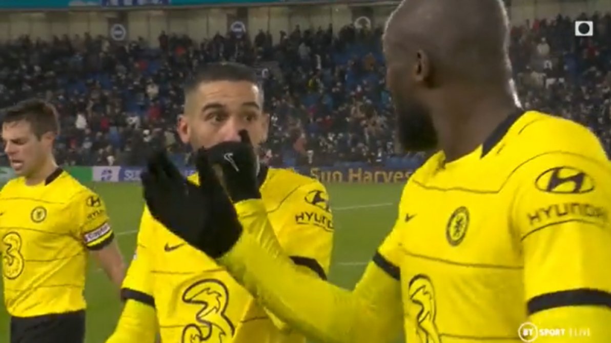 lesoir's tweet photo. Des problèmes dans le vestiaire de Chelsea? Un échange animé entre Lukaku et Ziyech au cœur des discussions (vidéos) https://t.co/EDc5285wdB https://t.co/j4nT2y8yU9