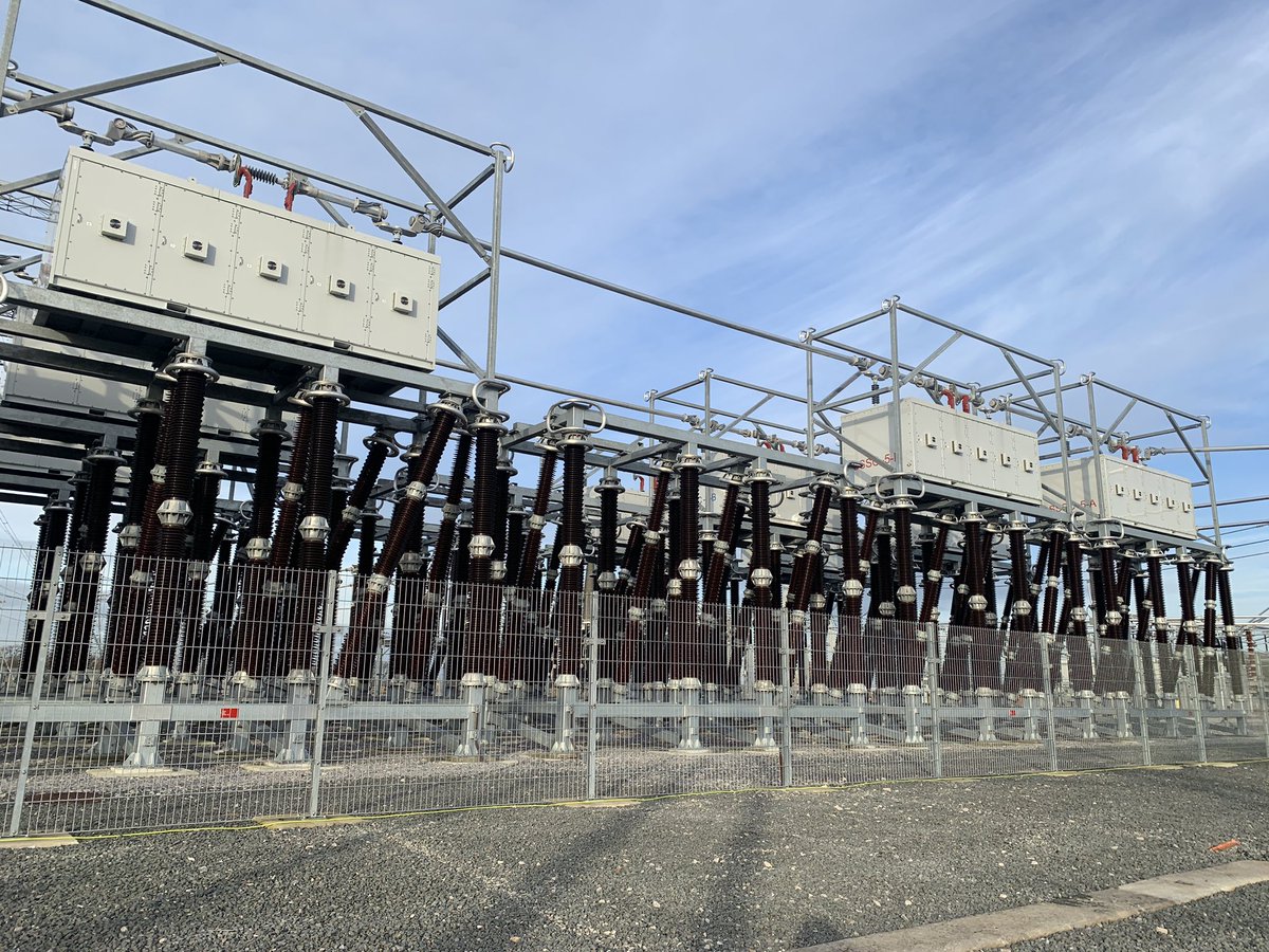 EngineerLondon's tweet image. SSSCs aka “Smart Valves”. Like a power electronic QB but faster, smaller, modular, cheaper and with a smarter control system that responds flexibly. A great idea. Delighted to see them up close. #NetZero #JobThatCantWait