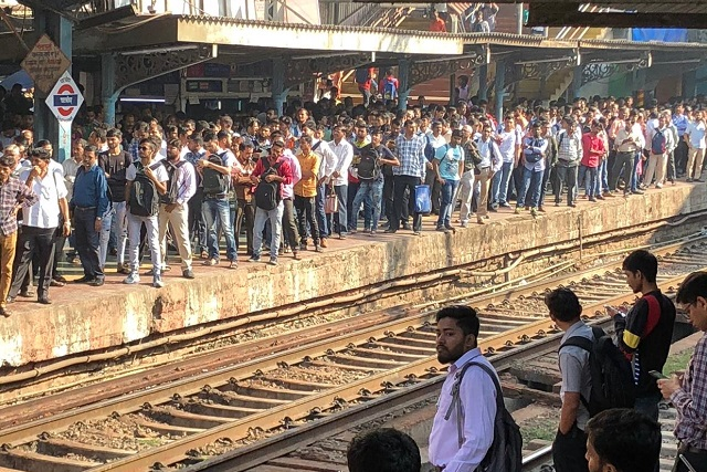 De cómo la psicología (y el diseño) ayudó a evitar muertes en las vias de Mumbai.

Sale #hilo