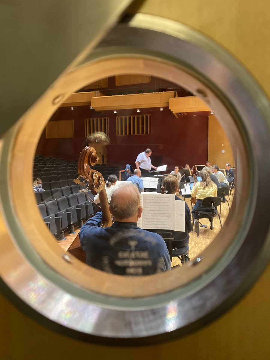 annacokorilo's tweet photo. Ni vet känslan! På plats i @vasterasstad #VästeråsKonsertthus med #musiken. B Tommy Andersson repeterar m/ #VästeråsSinfonietta Tack #Västmanlandsmusiken & @fst_tonsattare för att repertoardagen äntligen blir av. #svenskatonsättare #scenkonstmedomtanke https://t.co/MqLKM1zwX0