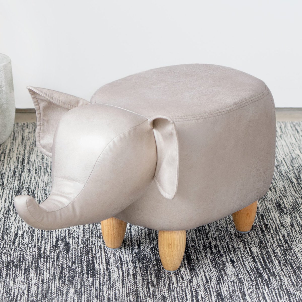 🦆 Zo een dag is het, om languit in de zetel te liggen met je voeten op deze zachte olifant. 
Perfecte zitbank. 
Fancy meubel
Knap in je interieur. 
One in a kind. 
Open vandaag (woensdag) :12u - 18u
Tot zo in De Vreemde Eend
#stool #olifant #elefant #balvidesign #kruk #interieur