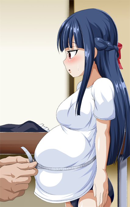 服の中にボールを入れて遊んでるYKMちゃんとエコーの見学をするYKMちゃんです。 