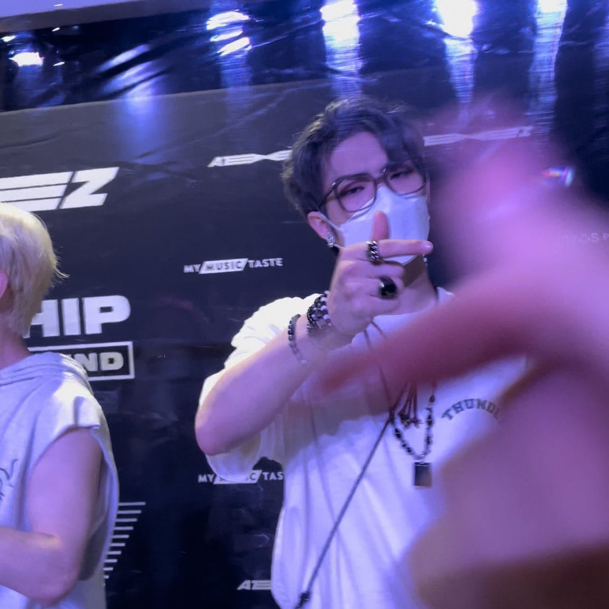 ROCKSTARMINGl's tweet image. atinys, i promise one day you'll take a photo like this.