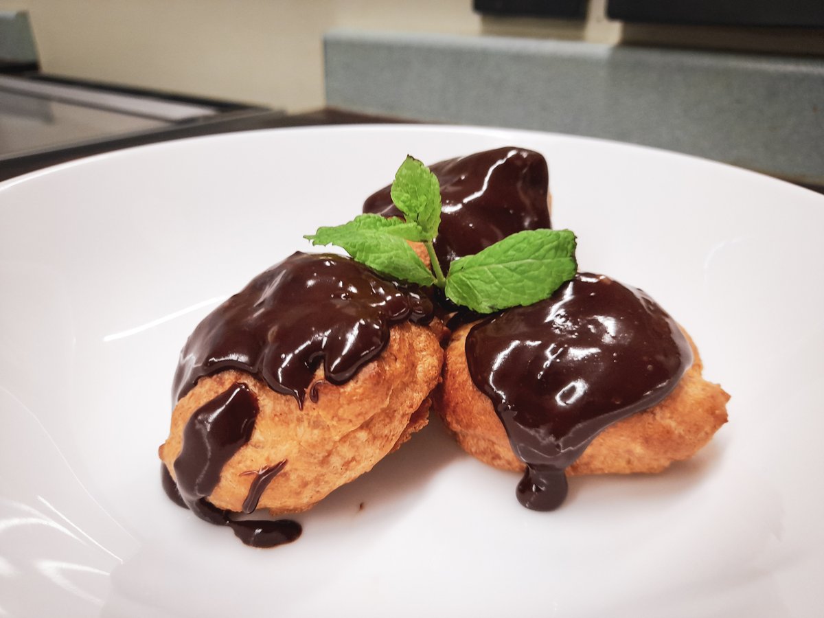 newcollworc's tweet photo. During his GCSE Food and Nutrition Prep class, Stevie has created a delicious looking dish of profiteroles!
He has made the choux pastry, whipped up some cream for filling and a chocolate ganache to top π
#GCSEFood #Dessert #StudentCooking #IndependentLivingSkills https://t.co/BtQXGq8fyH
