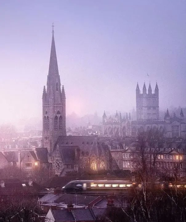 A misty morning in Bath...

📸 thebathexplorer
instagram.com/visitbath/
