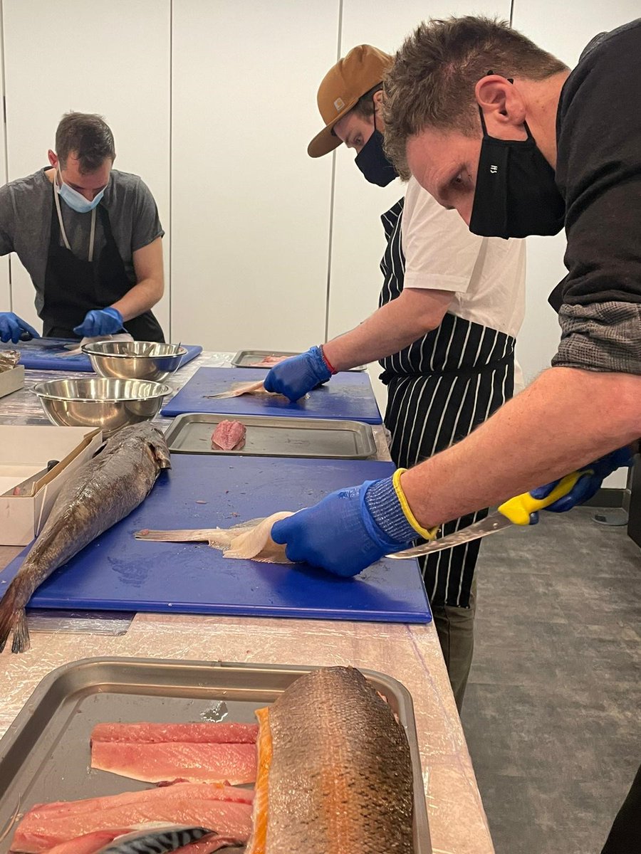 BaxterStorey's tweet photo. 8 of our chefs were at @SBShoreditch yesterday afternoon learning the art of filleting fish 🐟
Thank you to our supplier @Direct_Seafoods for inspiring our chefs 👏🏽🤩
#fishmasterclass #filletingfish #chefskills https://t.co/mnTFMEsc8P