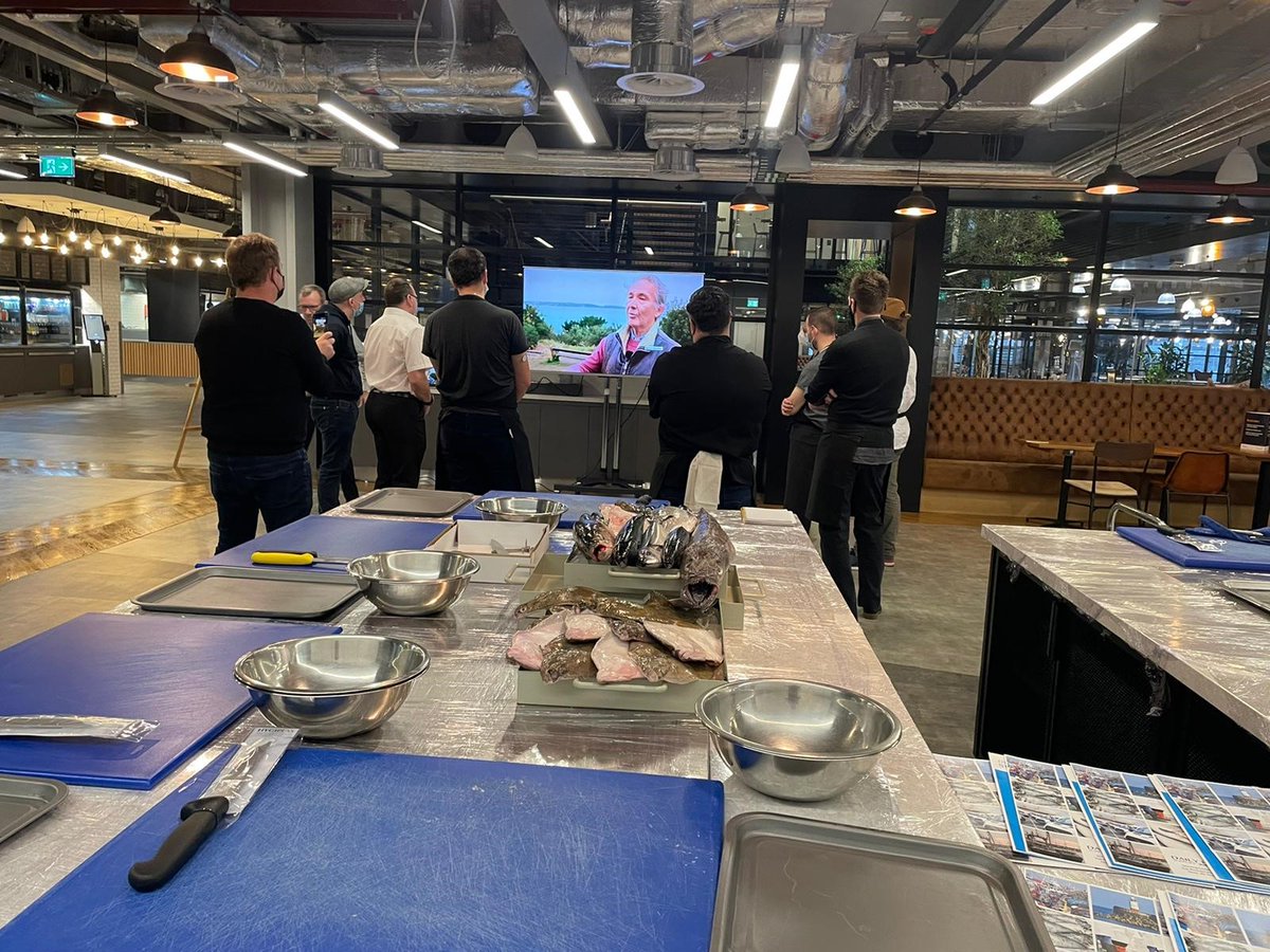 BaxterStorey's tweet photo. 8 of our chefs were at @SBShoreditch yesterday afternoon learning the art of filleting fish 🐟
Thank you to our supplier @Direct_Seafoods for inspiring our chefs 👏🏽🤩
#fishmasterclass #filletingfish #chefskills https://t.co/mnTFMEsc8P