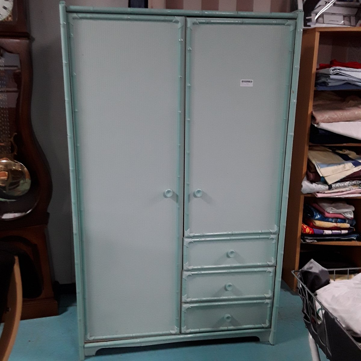 Nouvelle semaine, nouvelle boutique! 
Cette semaine des meubles, des lits et du textile ! 
Rappel : Aucun prix n'est affiché en ligne, déplacez vous pour découvrir et chiner dans votre Ressourcerie Resistes !🌍
#réemploi #Rouen  #seinemaritime #secondemain #chiner #ressourcerie