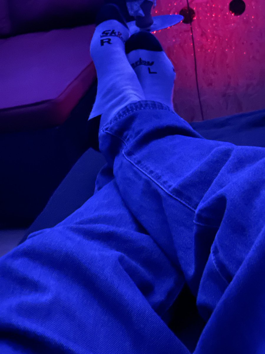 sneakerboy18261's tweet photo. Wer dient snifft leckt und massiert 🥵🦶🏻😏🤤 https://t.co/gchinKzVgM