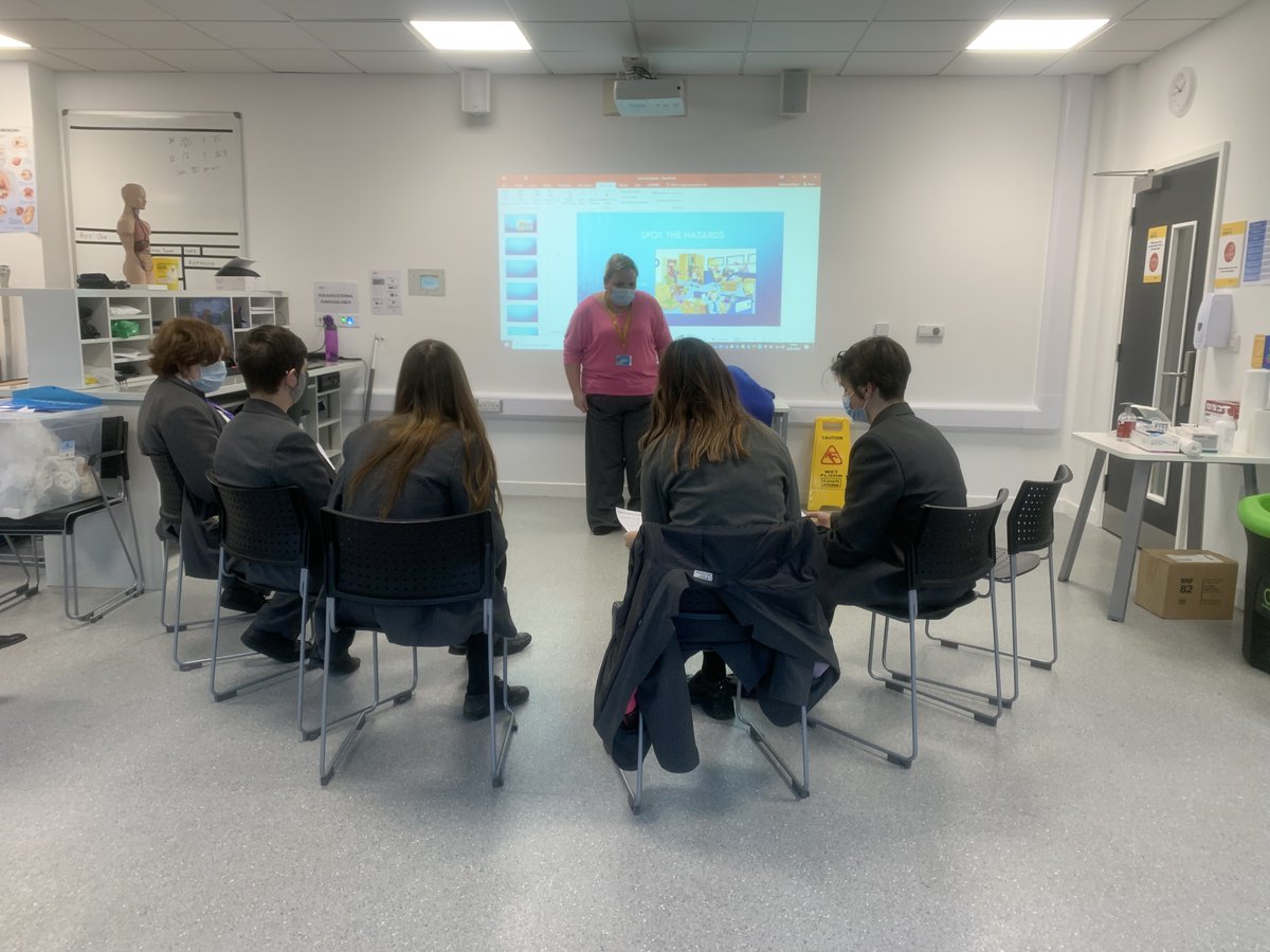 ScarboroughUTC's tweet photo. Huge thanks to @CUScarborough for a fantastic day with our year 10's, learning about basic nursing, CPR, first aid, and first responses using defibrillators. Very informative and a great day had by all! #nursing #collaboration #healthcareprofessions https://t.co/RO6Z5x6Swg