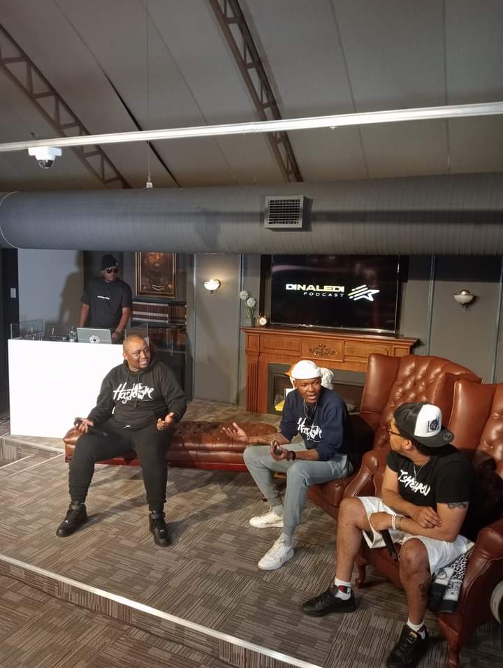hashonefans's tweet image. DinalediPodcast... Loading
A chillas between the catalysts and OGs of the game at the SA HipHop Museum.
Real Recognize Real; It's been long coming.👑🔥
@HashOneZA

S/O
@MotswvkoCulture
@MolemiOfficial
@Lemonka
@DinalediPodcast
Osmic Menoe
👑👑👑

#HashOneCommittee
#TsheNaSu