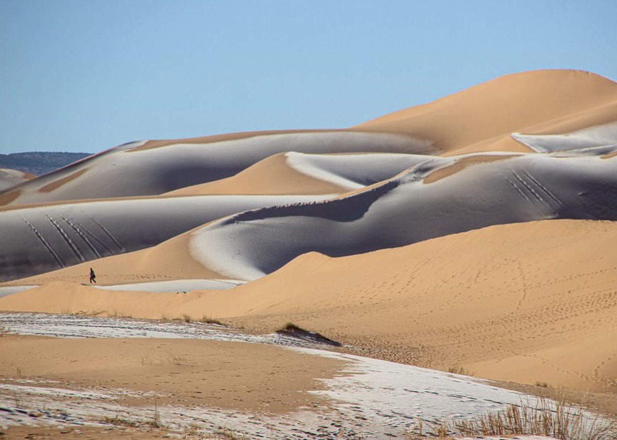 lcmcveigh's tweet image. Snowfall in the desert today, Ain Sefra in Algeria. Only the 5th time in 42 years - 1979, 2016, 2018, 2021, 2022. 📷: via Pinterest and by Karim Bouchetata #climate #unusualweather #Desert #snowday
