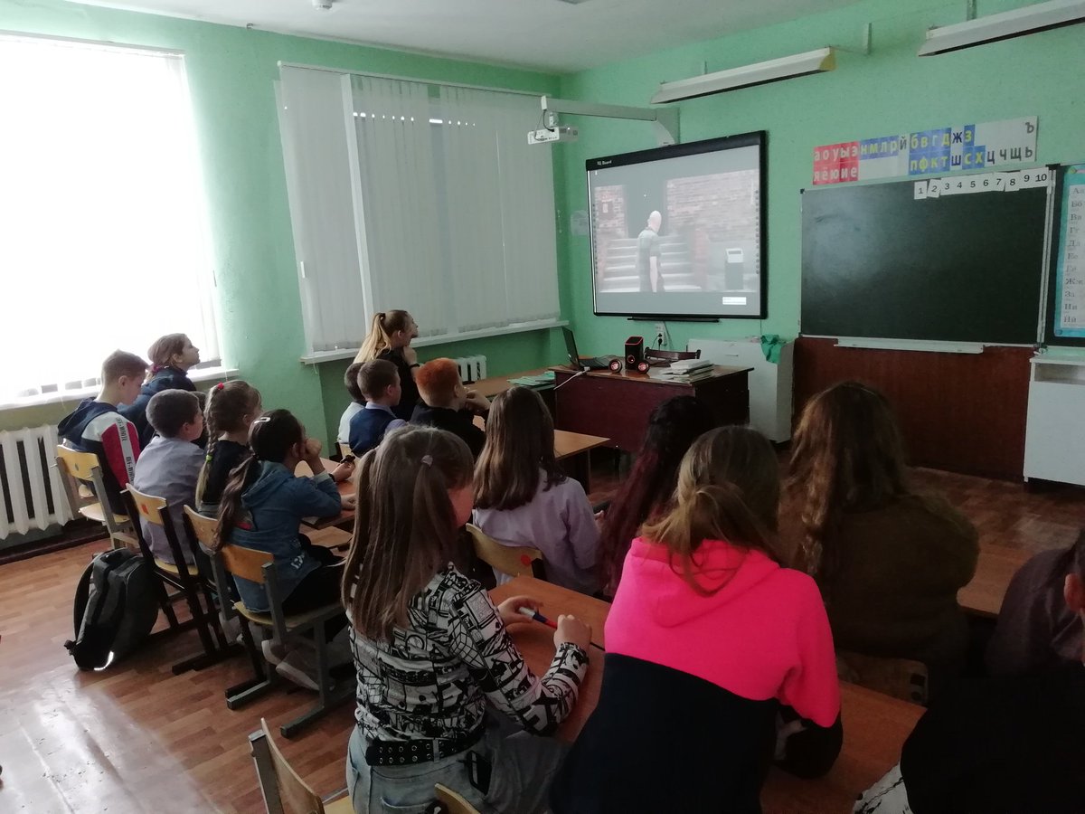 В школе проходят уроки памяти жертв Холокоста и воинов Красной Армии-освободителей Освенцима.Детям демонстрируются кадры кинохроники,воспоминания выживших узников,фотографии,с целью расширения   представления о героическом подвиге народа,популяризации памятных дат,событий истории