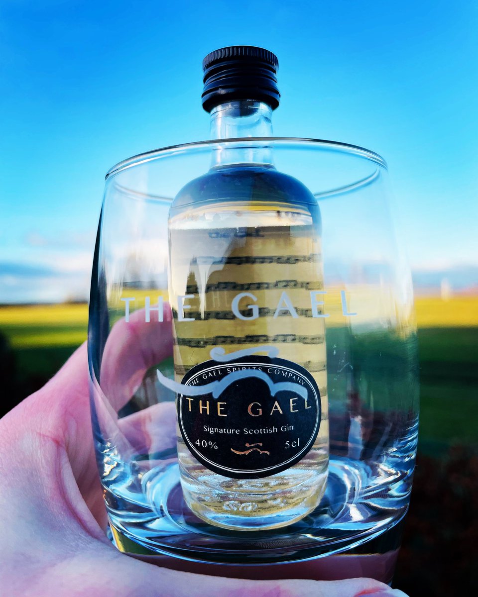 #toastthebard with The Gael Single Malt Scottish gin this #burnsnight 🏴󠁧󠁢󠁳󠁣󠁴󠁿

 #perfectforsipping #neat #toast 

Order online at thegael.co.uk