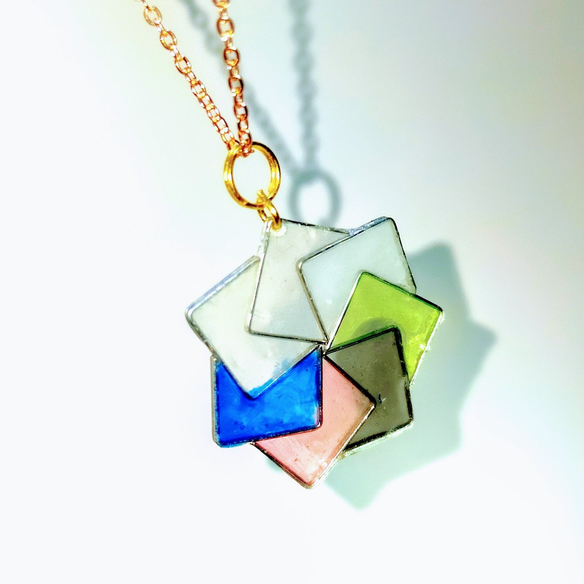 『ホチキスネックレス4』

ホチキス針とレジンの組み合わせ第4弾！
枠ごとに色を変えてみました！
はみ出しちゃったのはご愛嬌で（笑）
#ハンドメイド
#レジンアクセサリー