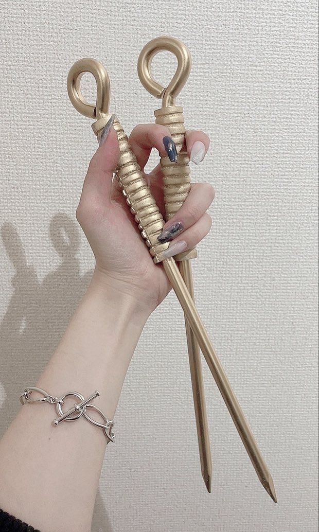 オーダーメイドした武器がクオリティ高くて嬉しい〜〜！！誰の武器かわかる人いるかな🥀 https://t.co/fnxVzT0JM0