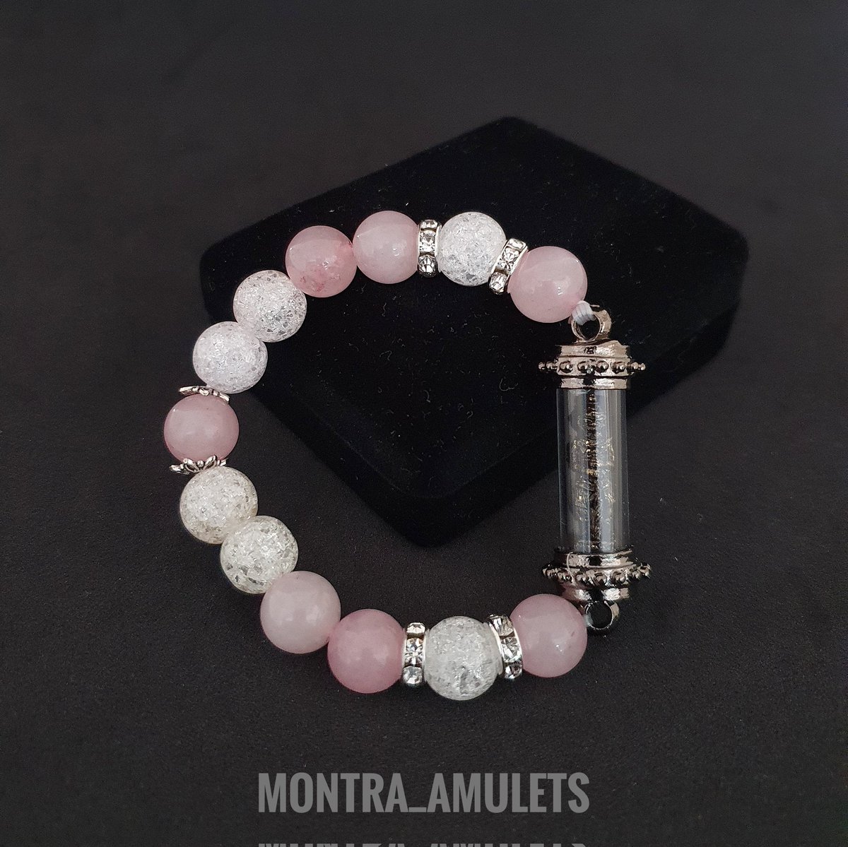 Montra_Amulets's tweet photo. ‼️สุ่มแจก‼️ 
ข้อมือท้าวเวสสุวรรณ 1 เส้นมูลค่า 790.-
กติกา 
กด RT + FOLLOW (รีทวิต+ติดตาม)
ข้อมือจะร้อยตามขนาดของข้อมือผู้สวมใส่
หินที่ใช้
- Rose quartz เสริมสร้างเสน่ห์ ความอ่อนโยน ความอบอุ่น มิตรภาพ 
- Ice quartz ขจัดความเครียด ทำให้จิตใจสงบสุข ขจัดพลังงานด้านลบออกจากร่างกาย https://t.co/HzUAqVfhb3