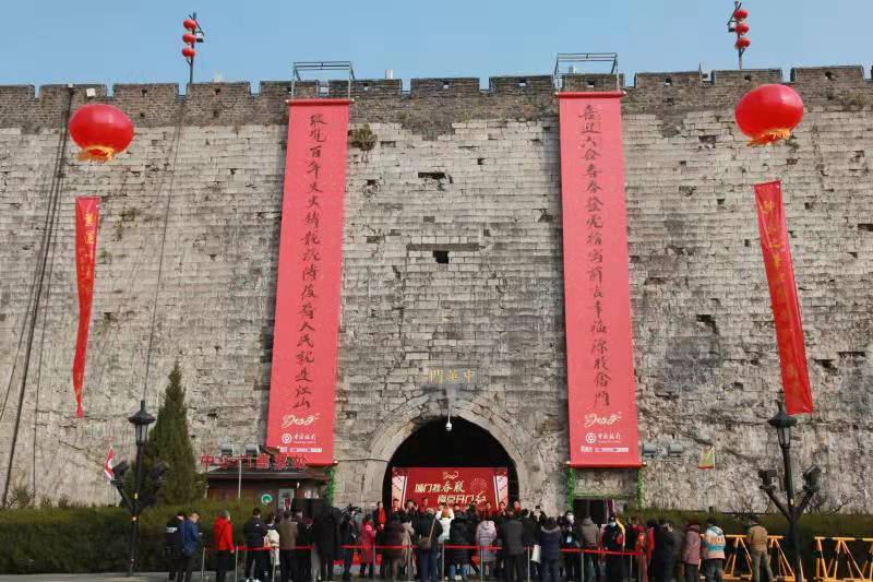 GoJiangsu's tweet photo. A pair of 15-meter-long, two-meter-wide red #SpringFestival couplets was unveiled at Nanjing's Zhonghua Gate in #Jiangsu on Jan 16 to celebrate the upcoming lunar Chinese #NewYear. [Photo/IC] #WhatsOnJS https://t.co/84ONCnsKMl