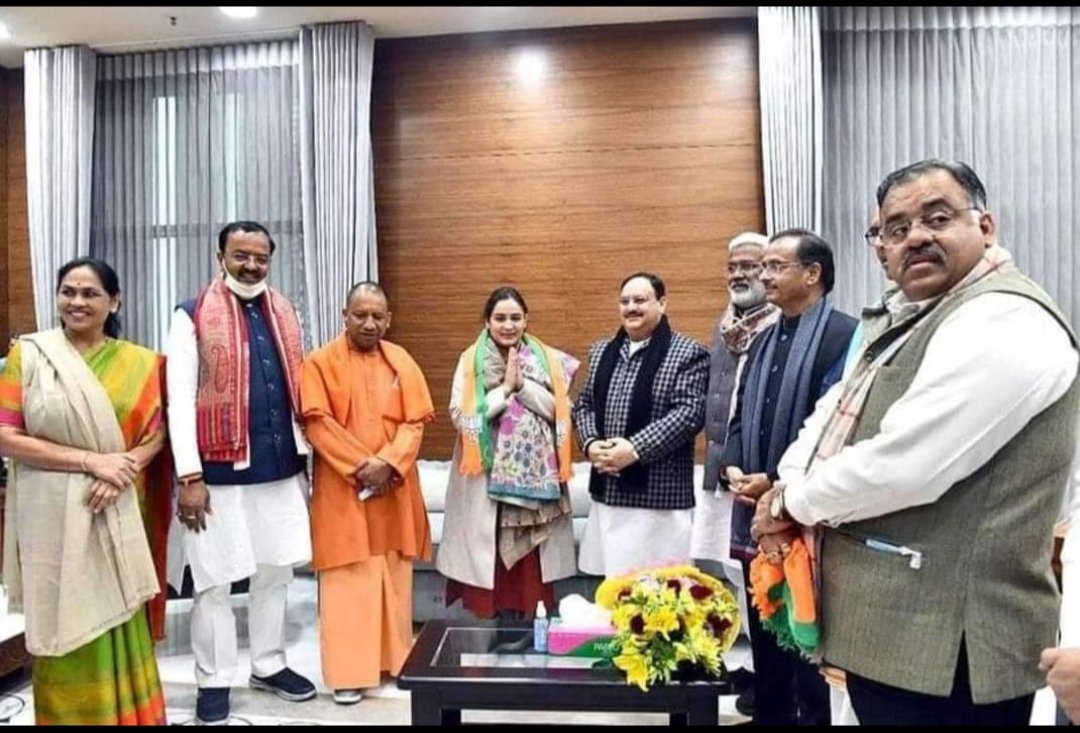 Priyankajit51's tweet photo. @suryapsingh_IAS समाजवादी पार्टी और मुलायम सिंह यादव होना क्या होता है, मुलायम जी के बहू को BJP में शामिल करते समय दुनिया की सबसे बड़ी पार्टी के अध्यक्ष, प्रदेश अध्यक्ष, मुख्यमंत्री, उपमुख्यमंत्री आदि को आना पड़ता है, वो भी कोरोना संकट में😀😀 https://t.co/EFLr3rHtvE