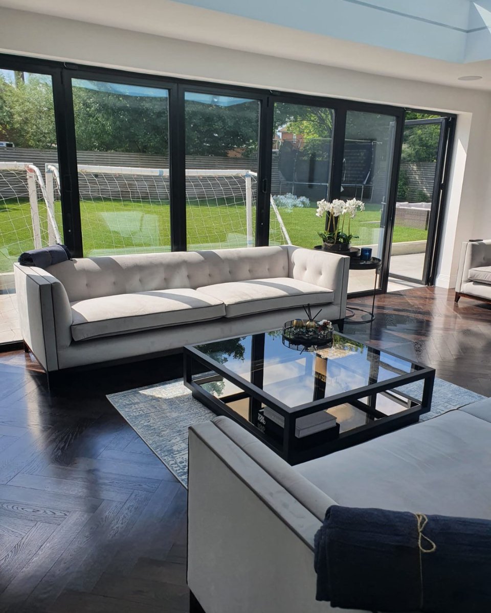 LuxeLinea's tweet image. We love this sunny living area recently completed for our clients.

#bespokesofa #bespoketable #madeinbritain #luxuryhome #modernhome