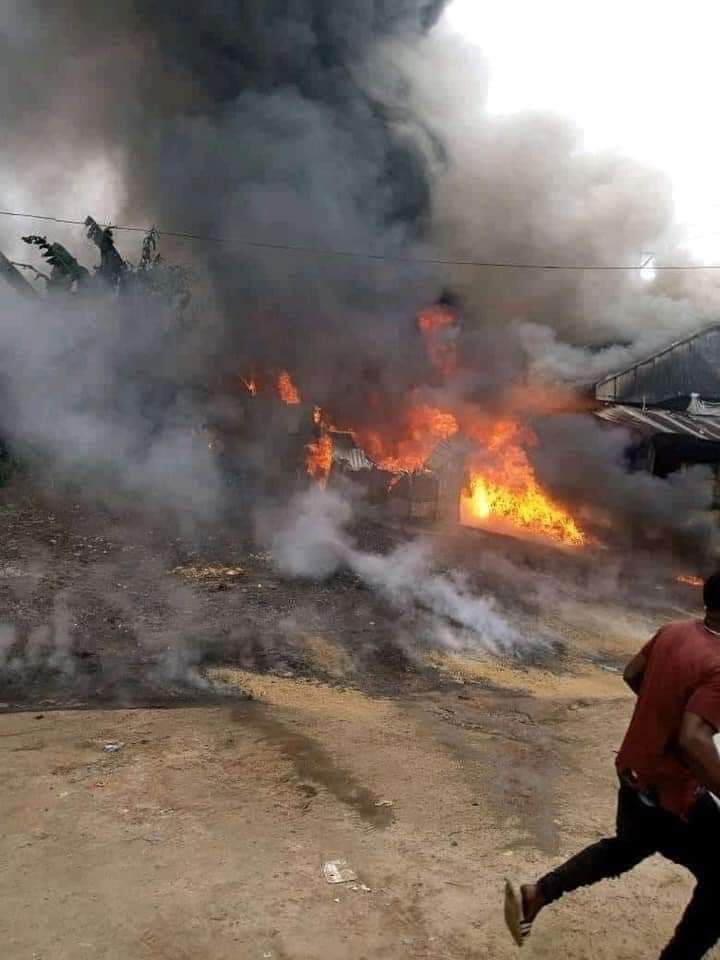 MijoviaNews's tweet photo. BREAKING NEWS

Owaza in Abia State on Fire, Residents Scamper For Safety As Soldiers Reportedly Set Houses Ablaze After Two Of Their Men Were Gunned Down By Unknown Gunmen. #mijovianews https://t.co/0IpESE2JwK