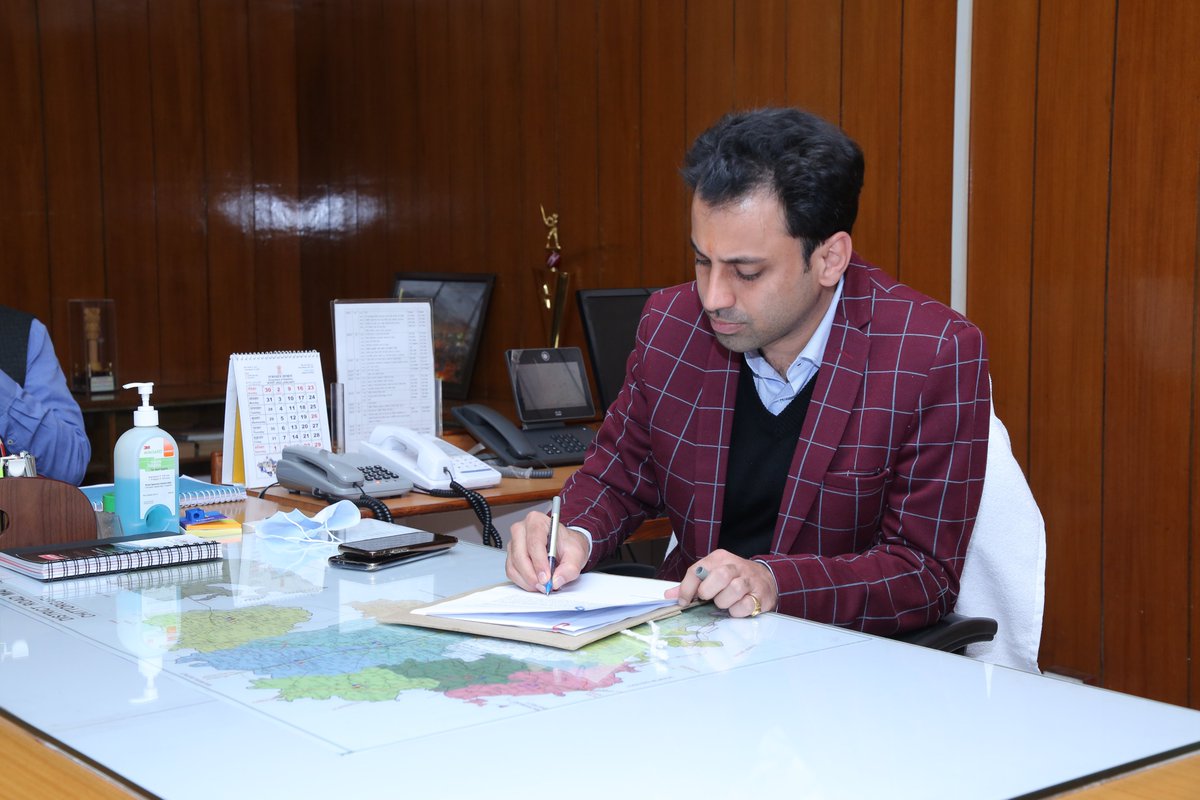 #Chittorgarh: नए ज़िला कलक्टर श्री अरविन्द कुमार पोसवाल  ने बुधवार को मध्यान्ह पूर्व पदभार ग्रहण कर लिया।

उन्होंने अधिकारियों से विभिन्न विषयों पर चर्चा कर विचार-विमर्श किया।

<a href="/Arvindposwl_IAS/">ARVIND Poswal, IAS</a> <a href="/ChghPolice/">Chittorgarh Police</a>