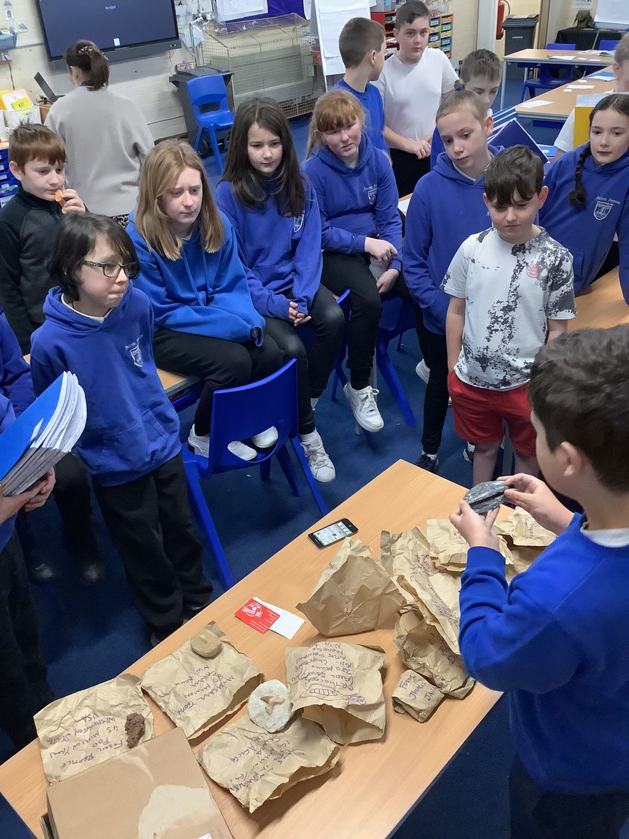 RPS_Kingfishers's tweet photo. We had a very excited Jamie this morning with our delivery of prehistoric fossils by #JurrasicJim. Here he is giving the class a lesson on each one @Riverside_Pri #RiversideScienceSquad. What a way to start out #EvolutionandInheritance topic π¦π¦π© https://t.co/VH7BFb9VgY