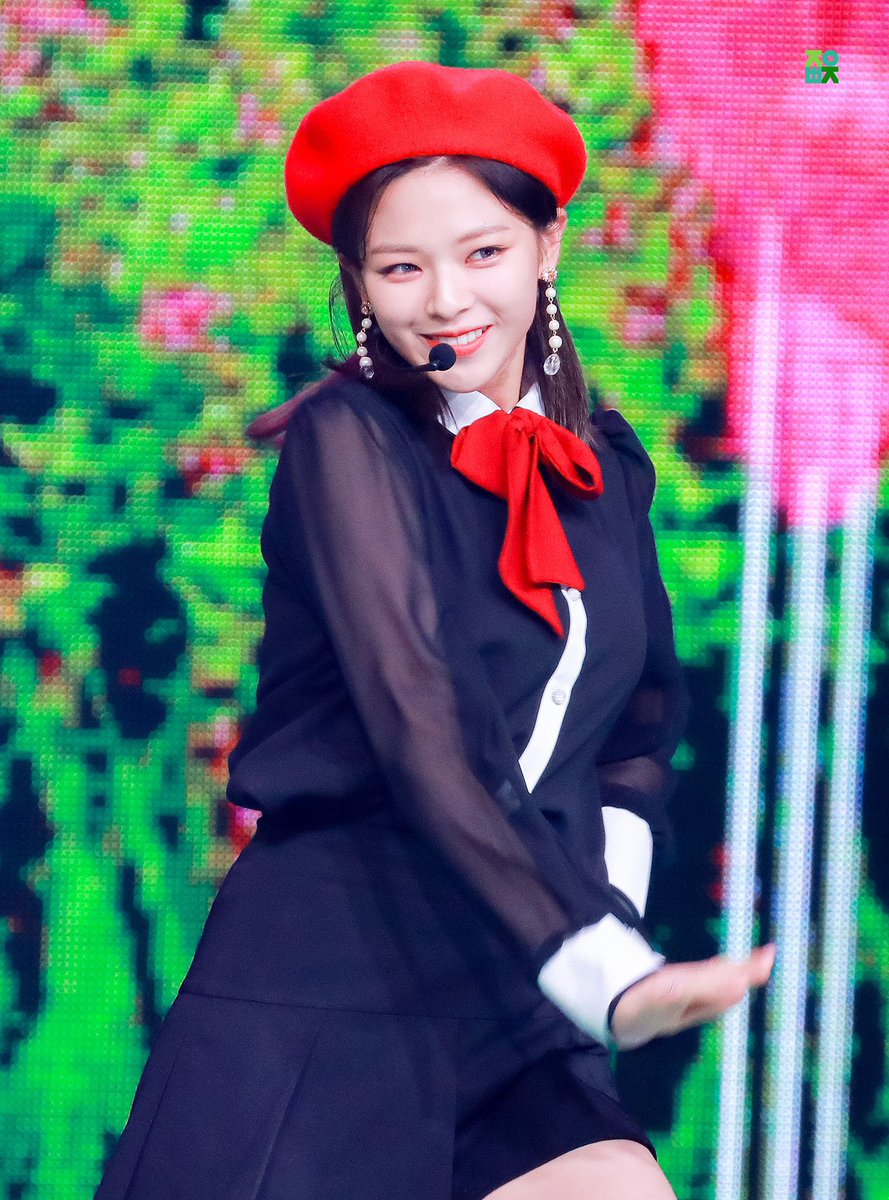 myjeongarchives's tweet photo. jeongyeon looks so cute in her red beret https://t.co/01wyFZtGnW
