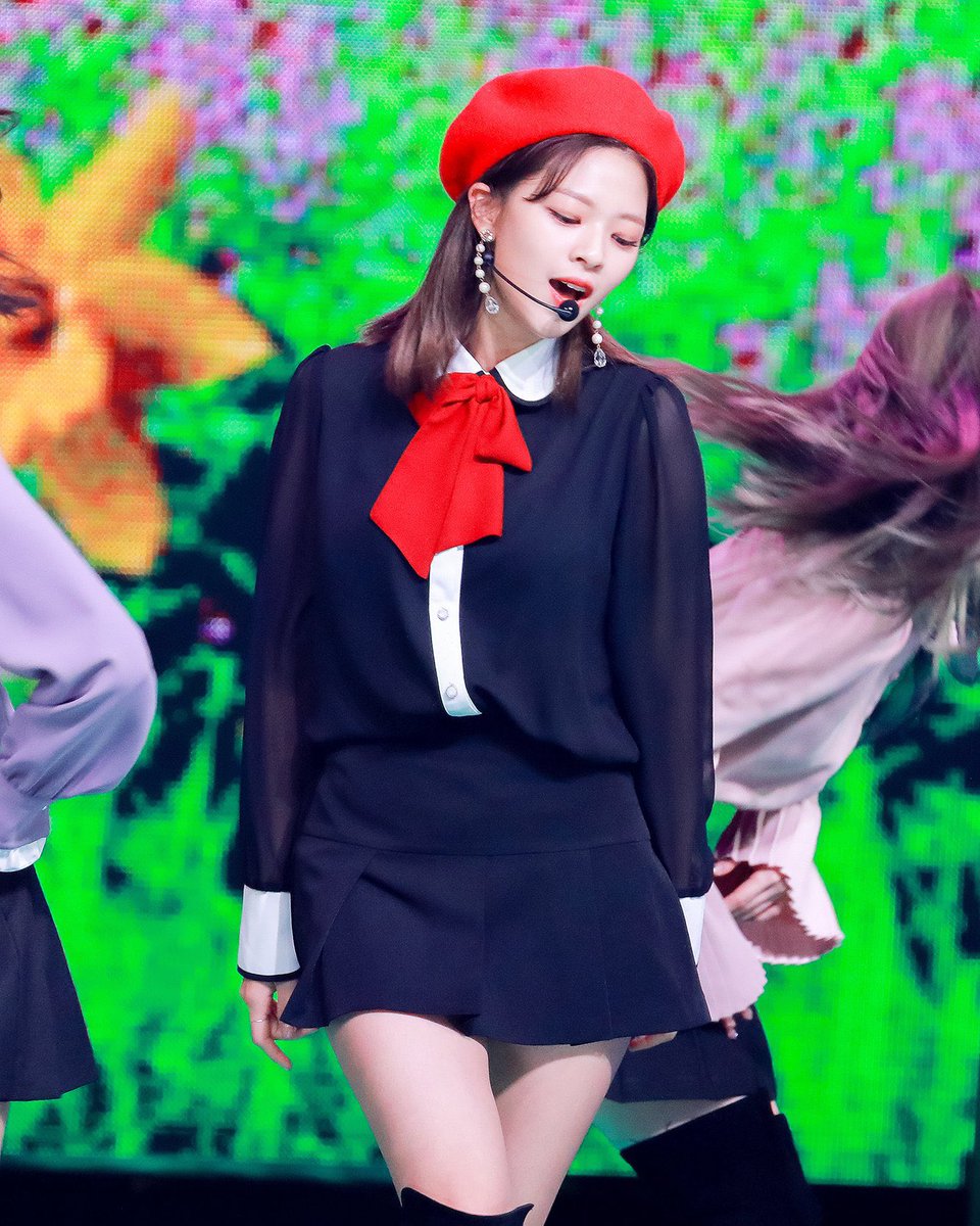myjeongarchives's tweet photo. jeongyeon looks so cute in her red beret https://t.co/01wyFZtGnW