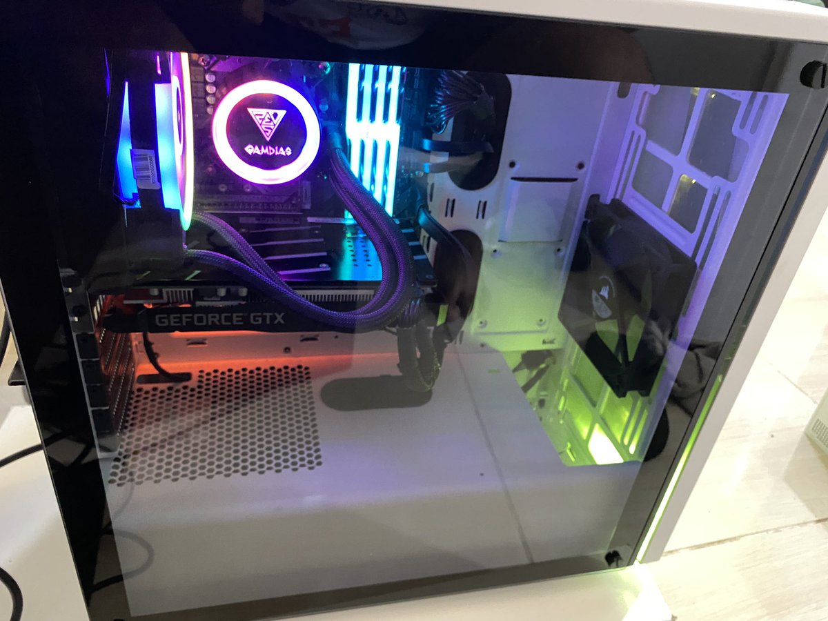 MarchonCurado's tweet photo. @lockgamer_  #setuplockgamer Acredito que o pc vai ser a menor coisa que vc vai fritar vai vendo🤣🤣.
 .I79700 F 
.1660 s 6 gbs
Fonte 750 w corsair 80 plus gold
Gabinete Corsair Specs06
32 gigas 3600 mhz rgb trident
Water cooler 120 mm gamemax 
Hd 2 tb 
Ssd 512g
Placa mãe b360 https://t.co/4QtHQubYKz