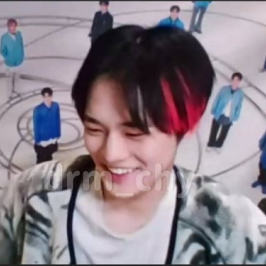 the hot pink streaks i'm gonna actually dye chenle draculaura era