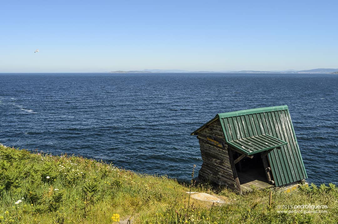 ciesgal's tweet photo. 🔭 En la ruta del faro do Peito, que recorre parte del Norte de las islas Cíes, nos encontramos con este observatorio de aves. Desde aquí podremos gozar de unas extraordinarias vistas de los acantilados de la cara este de la isla de Monteagudo.

#NaturalezaAtlántica https://t.co/yfAGjgjBin