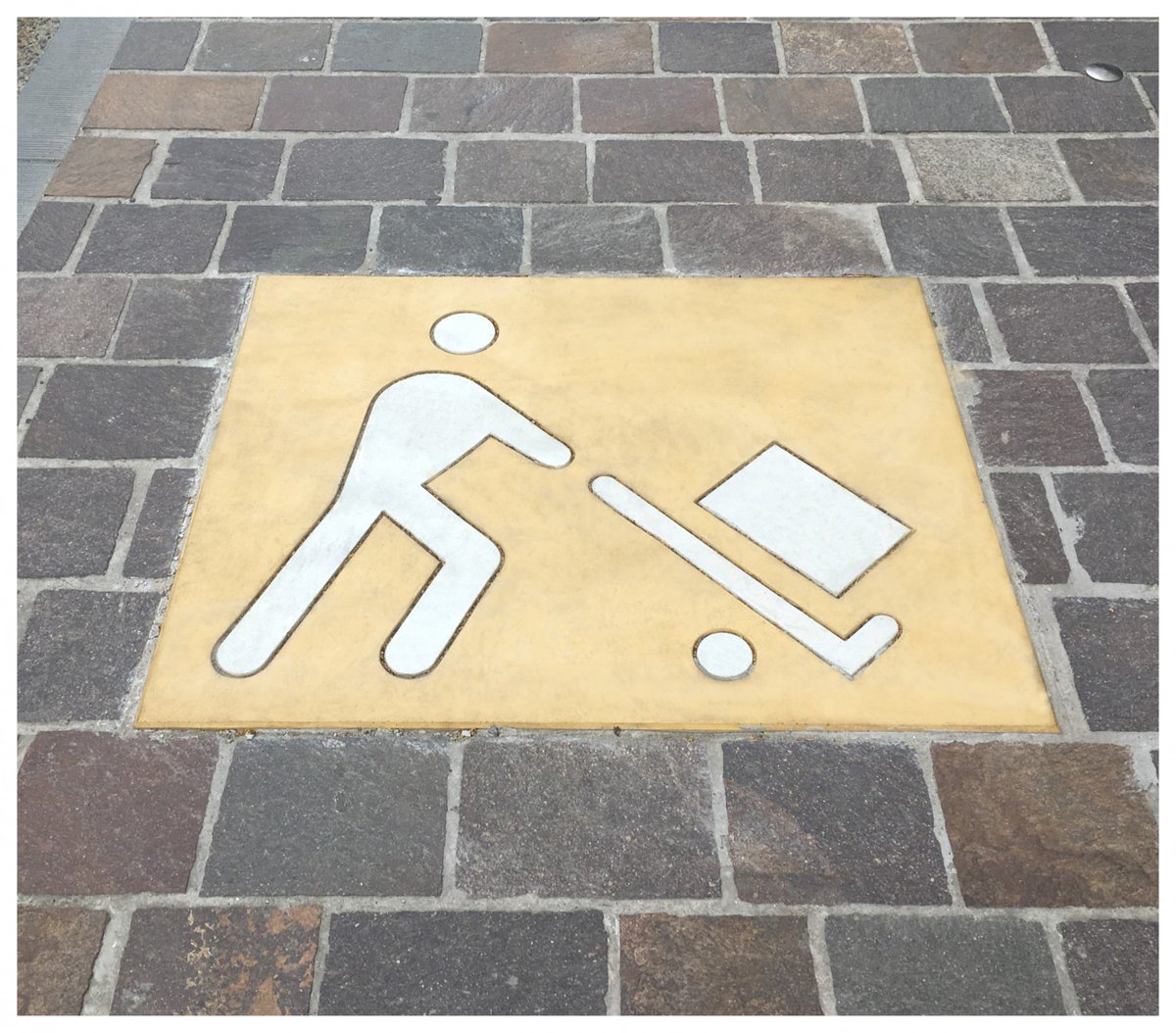 Nog even en dan starten de werkzaamheden op het Europaplein! Wat doen de handhavers voor een veilige verkeerssituatie in het centrum? En wat betekent deze tegel? Je leest het allemaal in de nieuwsbrief! Nog geen abonnee? Meld je aan via centrumvernieuwing.nl