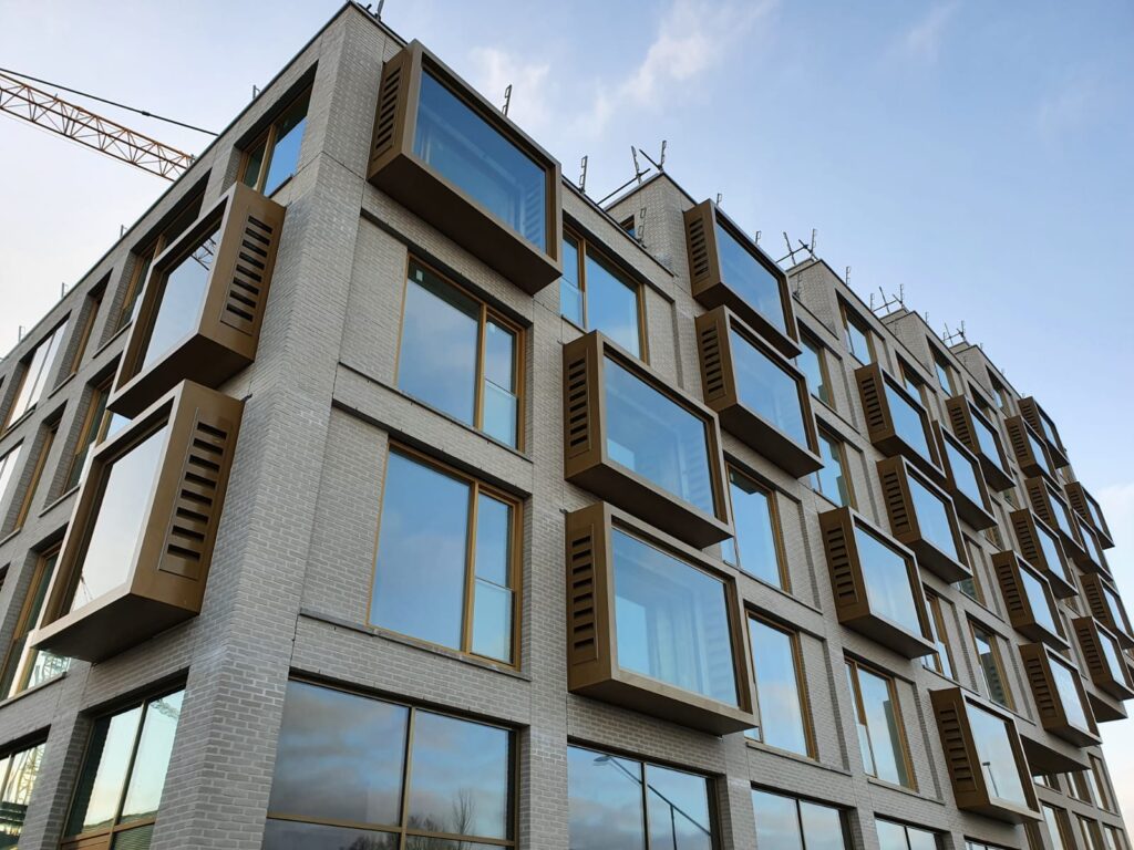FlexipolNL's tweet photo. In Amsterdam is HSB Bouw B.V. bezig met de nieuwbouw van 93 appartementen (Buiksloterham kave 4a) naar een ontwerp van MEESVISSER. Hiervoor heeft Flexipol Composites B.V. de productie en montage verzorgd van 27 geluidsboxen in de gevel.
https://t.co/h183ebqk2M https://t.co/Lp6fLOkbrF