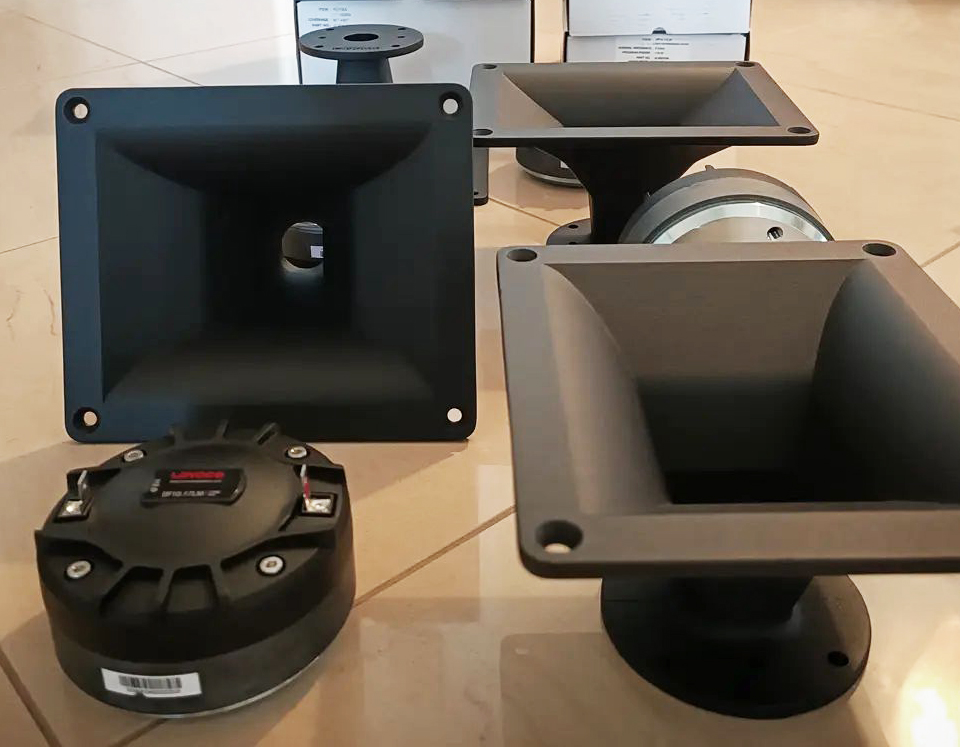 LavoceItaliana's tweet photo. #lavoce Drivers &amp; Horns #unboxed 
Sometimes you just can't wait to open the boxes!😉
#HD1004 1" #exponentialhorn 
90 x 60 degree dispersion pattern
DF10.17LM 1" #compressiondriver
#ferritemagnet, Polyester diaphragms with round CCA wire 1” and 1.4” voice coils
ph: screation_audio https://t.co/L6tirTc2Nh