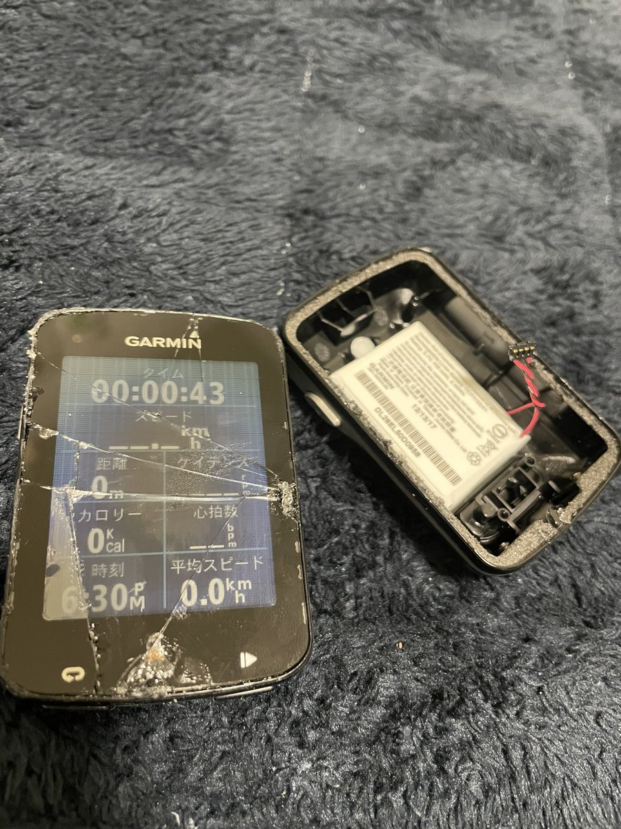canyoneco007's tweet photo. 4年使って電池がヘタってきたので、中華サイトでバッタ物購入し交換完了したけど、ディスプレイ外すのに手こずり画面バキバキに。使えるし全然いっか。雨降ったら1発死亡。#garmin #ガーミン #edge820 #サイコン https://t.co/Ky7Pm5IjVl