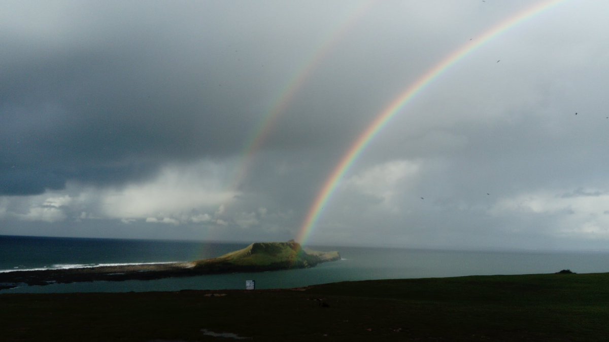 Nat_Coastwatch's tweet image. The view from NCI Worm's Head of a pot of gold alighting on the Worm recently. 

📷: Thanks to Watchkeeper Joanna

#ViewFrom #EyesAlongTheCoast #RainbowsAlongTheCoast